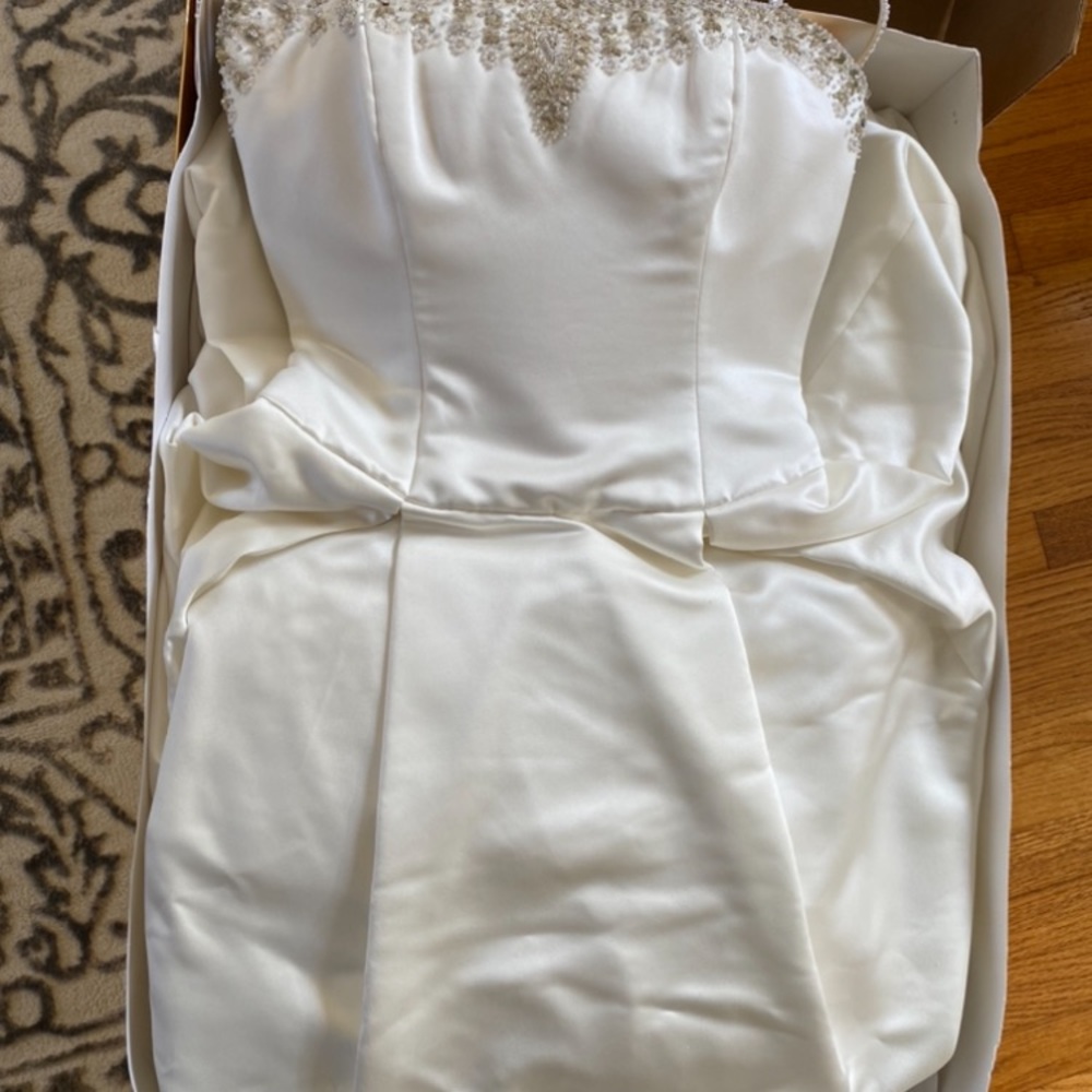 Beautiful off-white wedding gown! - Picture 3 of 5